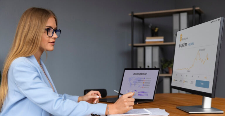 Profissional analisando gráficos de blockchain e o futuro da contabilidade