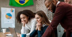 Investidores estrangeiros analisando oportunidades no mercado brasileiro com apoio contábil