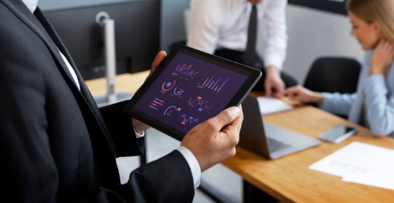 Inteligência artificial na contabilidade em uso, executivo analisa gráficos em tablet durante reunião