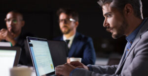 Profissional analisando inovações na contabilidade com uso de tecnologia em 2025