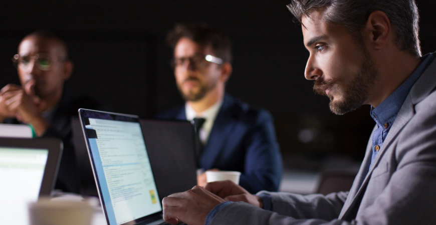 Profissional analisando inovações na contabilidade com uso de tecnologia em 2025